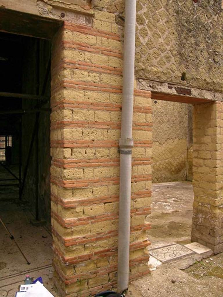 V.15, Herculaneum. May 2005.
North-east corner of peristyle, with opening to tablinum, on left, and doorway to triclinium, on right. Photo courtesy of Nicolas Monteix.